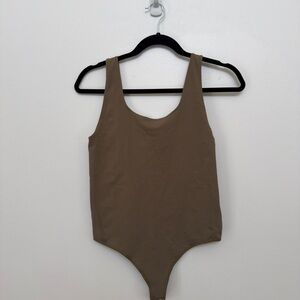 Skims SOFT SMOOTHING
THONG BODYSUIT I ARMY GREEN